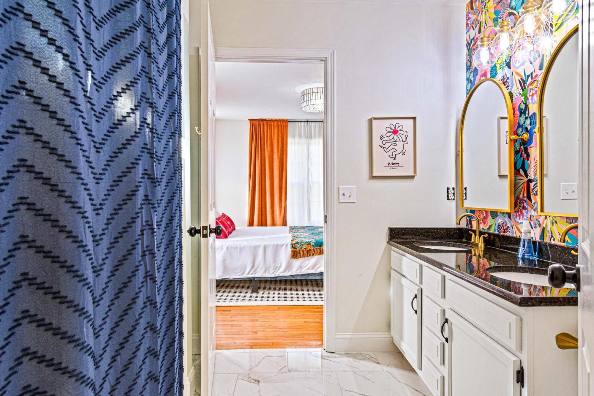 Chic Boho Retreat: Movie Theater, Hot Tub, Game * Asheville