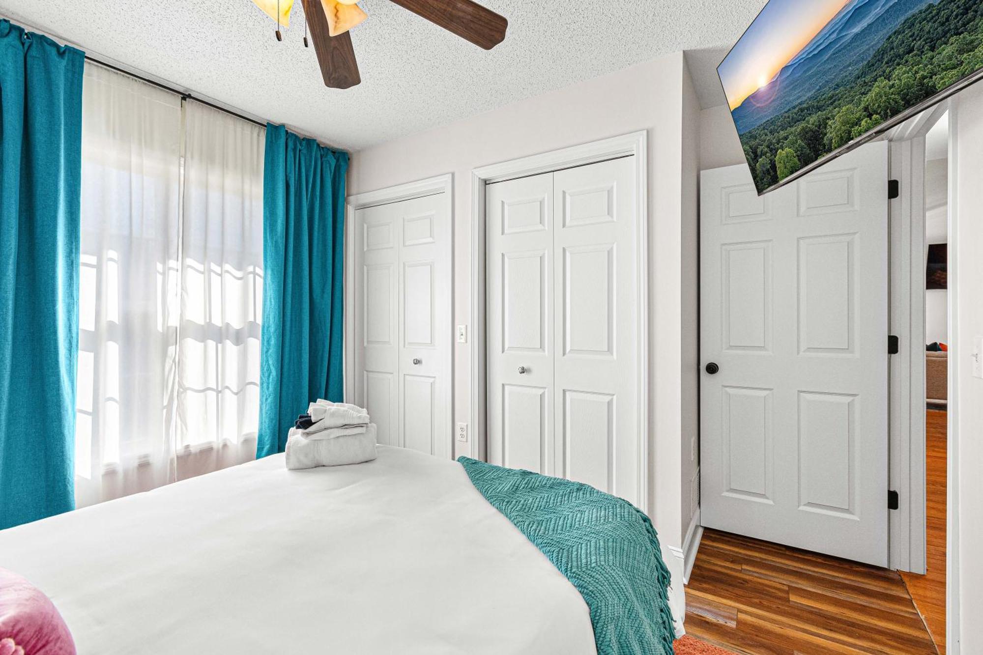 Chic Boho Retreat: Movie Theater, Hot Tub, Game Holiday home *