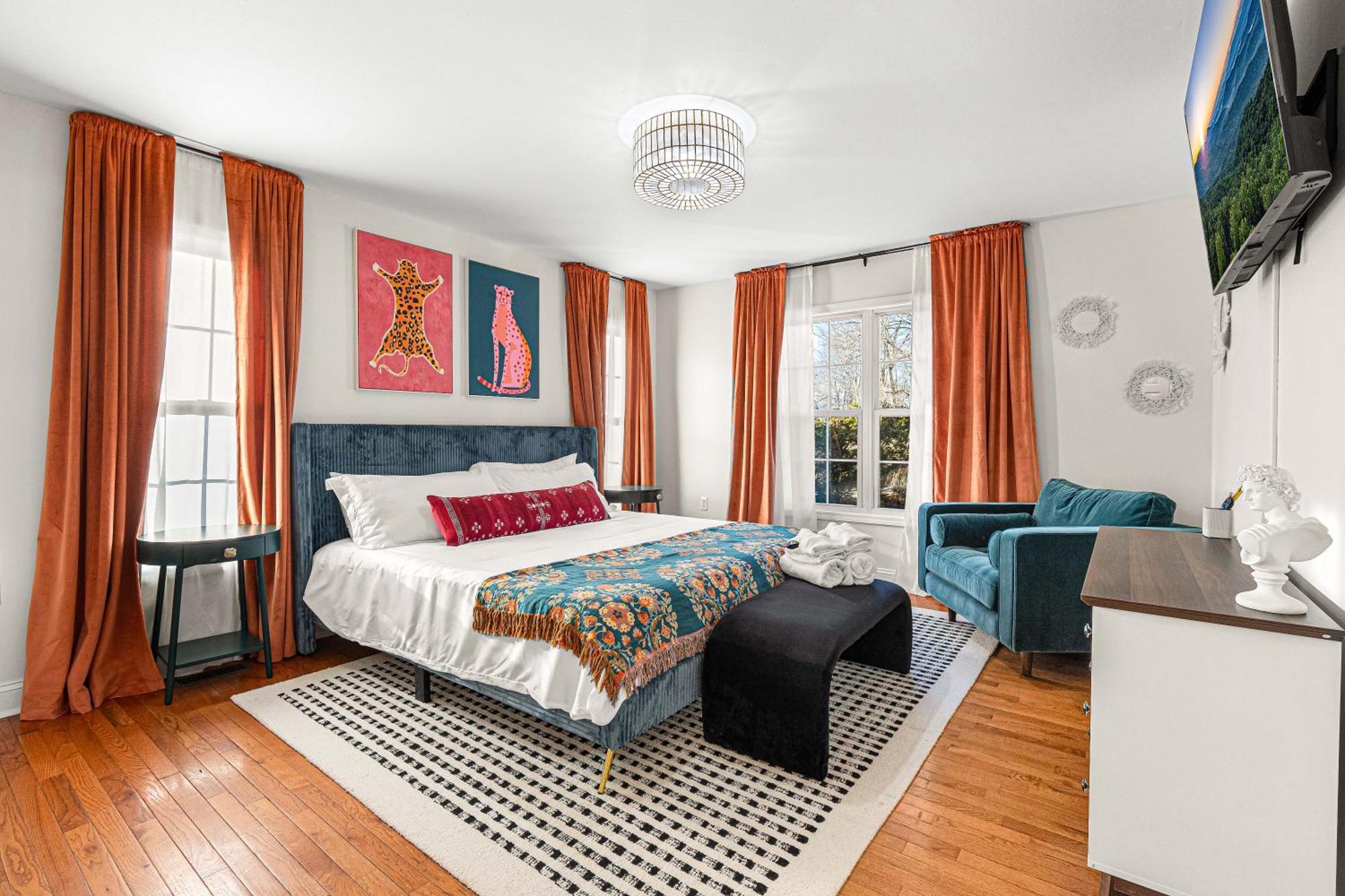 Chic Boho Retreat: Movie Theater, Hot Tub, Game Holiday home