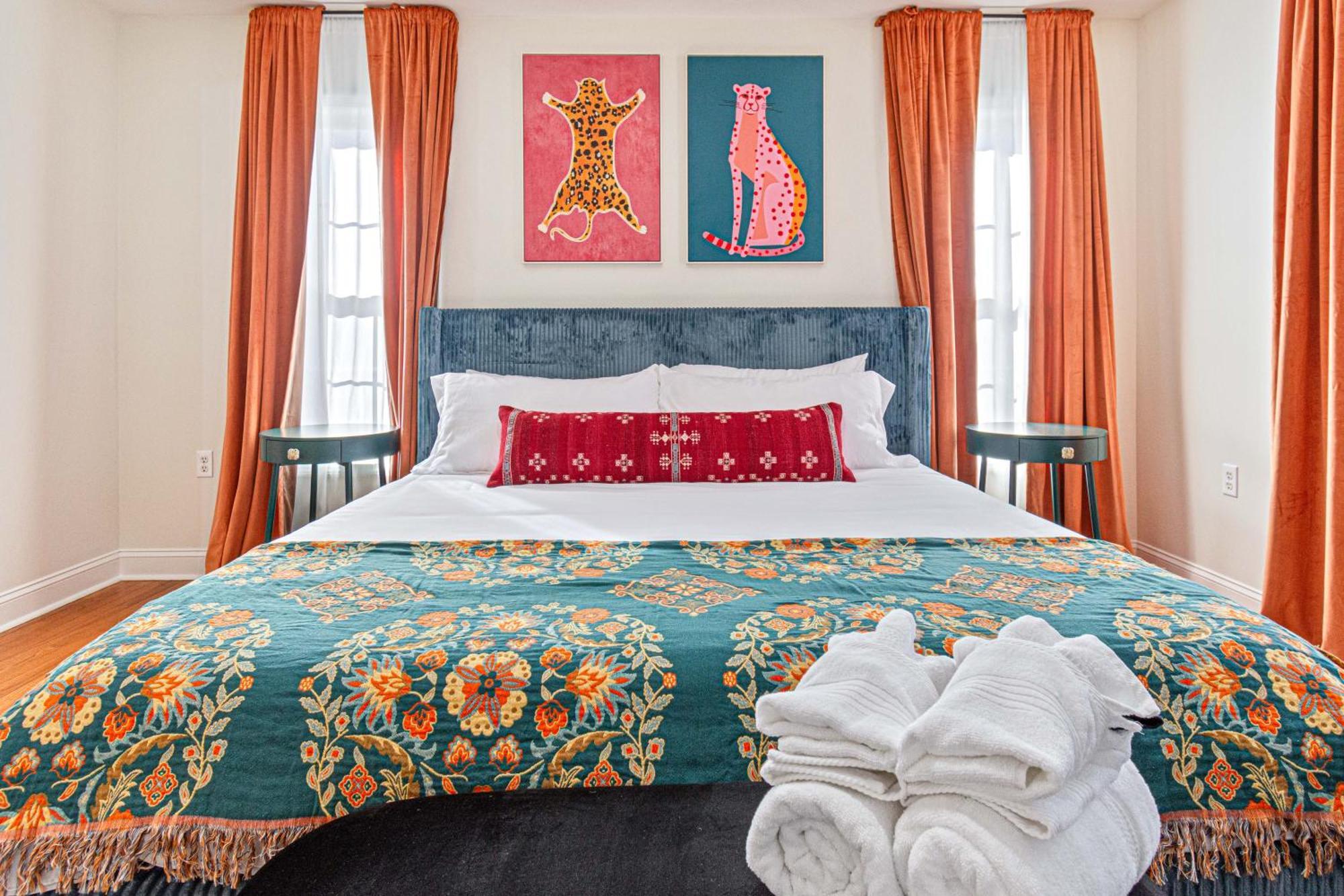 Chic Boho Retreat: Movie Theater, Hot Tub, Game Holiday home