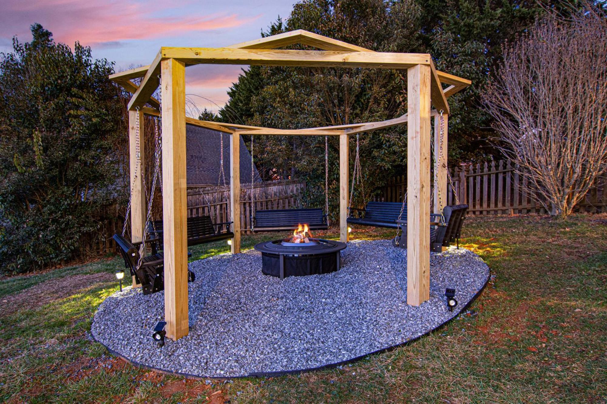 Holiday home Chic Boho Retreat: Movie Theater, Hot Tub, Game Asheville