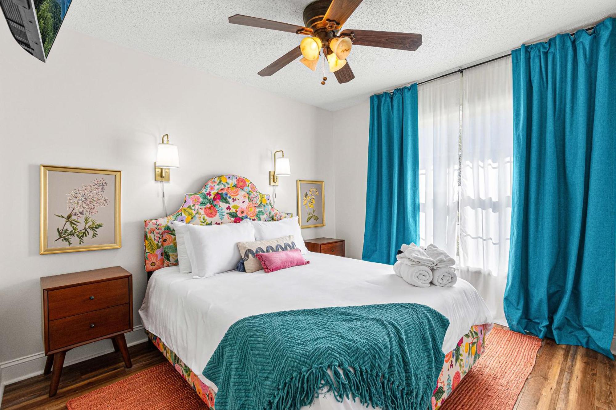 Holiday home Chic Boho Retreat: Movie Theater, Hot Tub, Game *