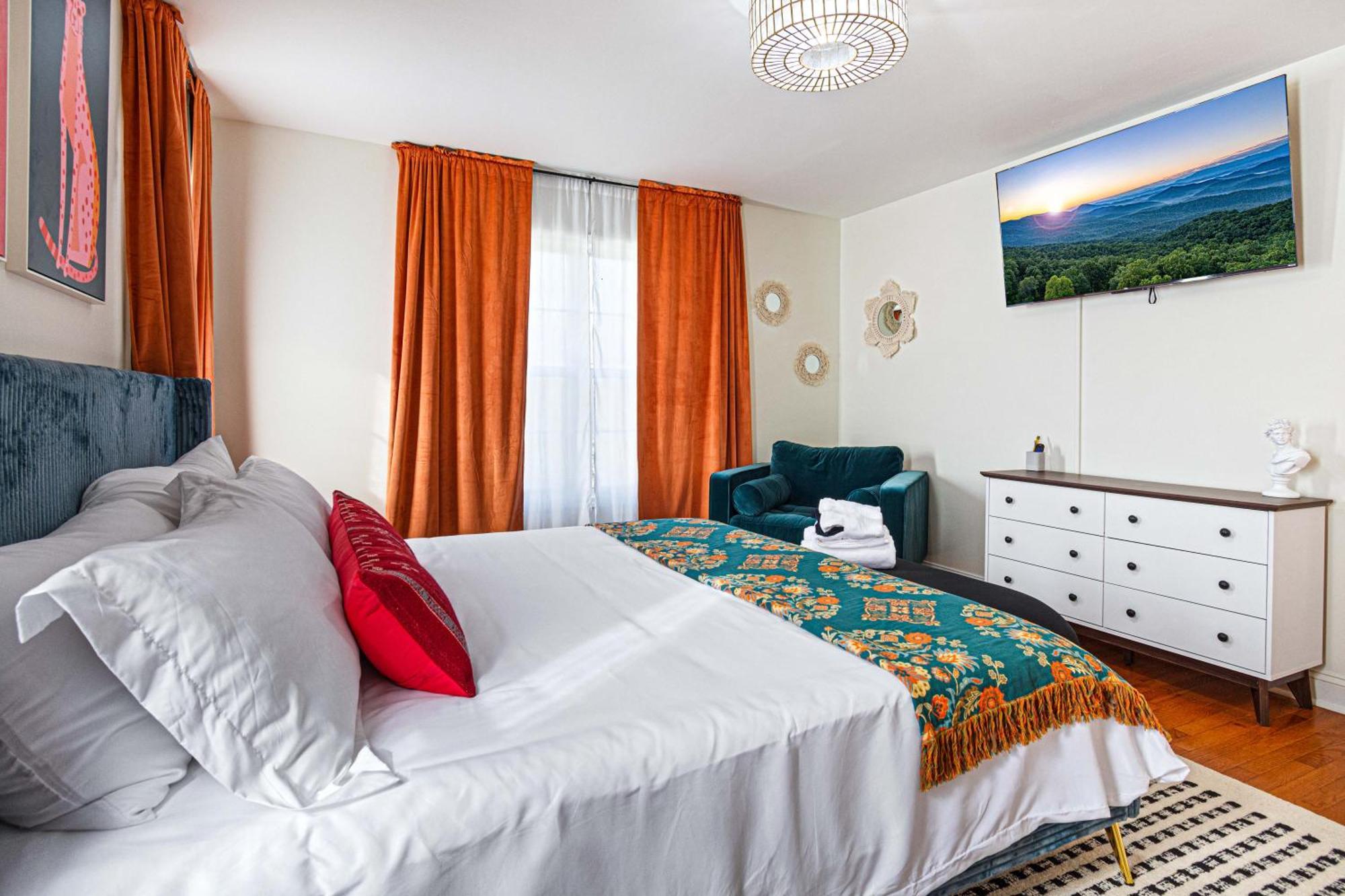 Chic Boho Retreat: Movie Theater, Hot Tub, Game Holiday home Asheville
