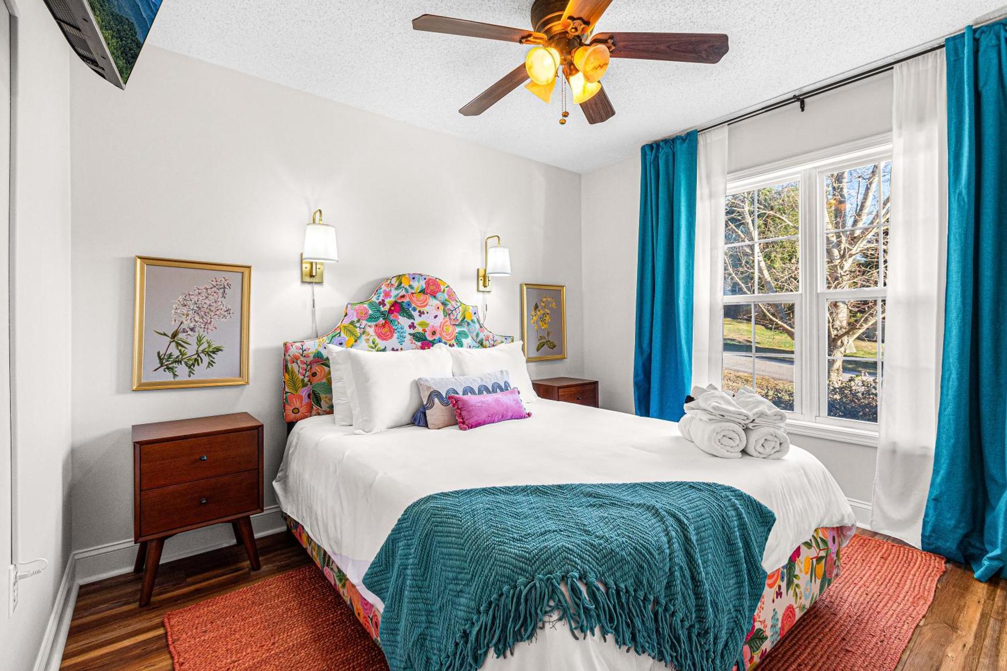 Holiday home Chic Boho Retreat: Movie Theater, Hot Tub, Game Asheville