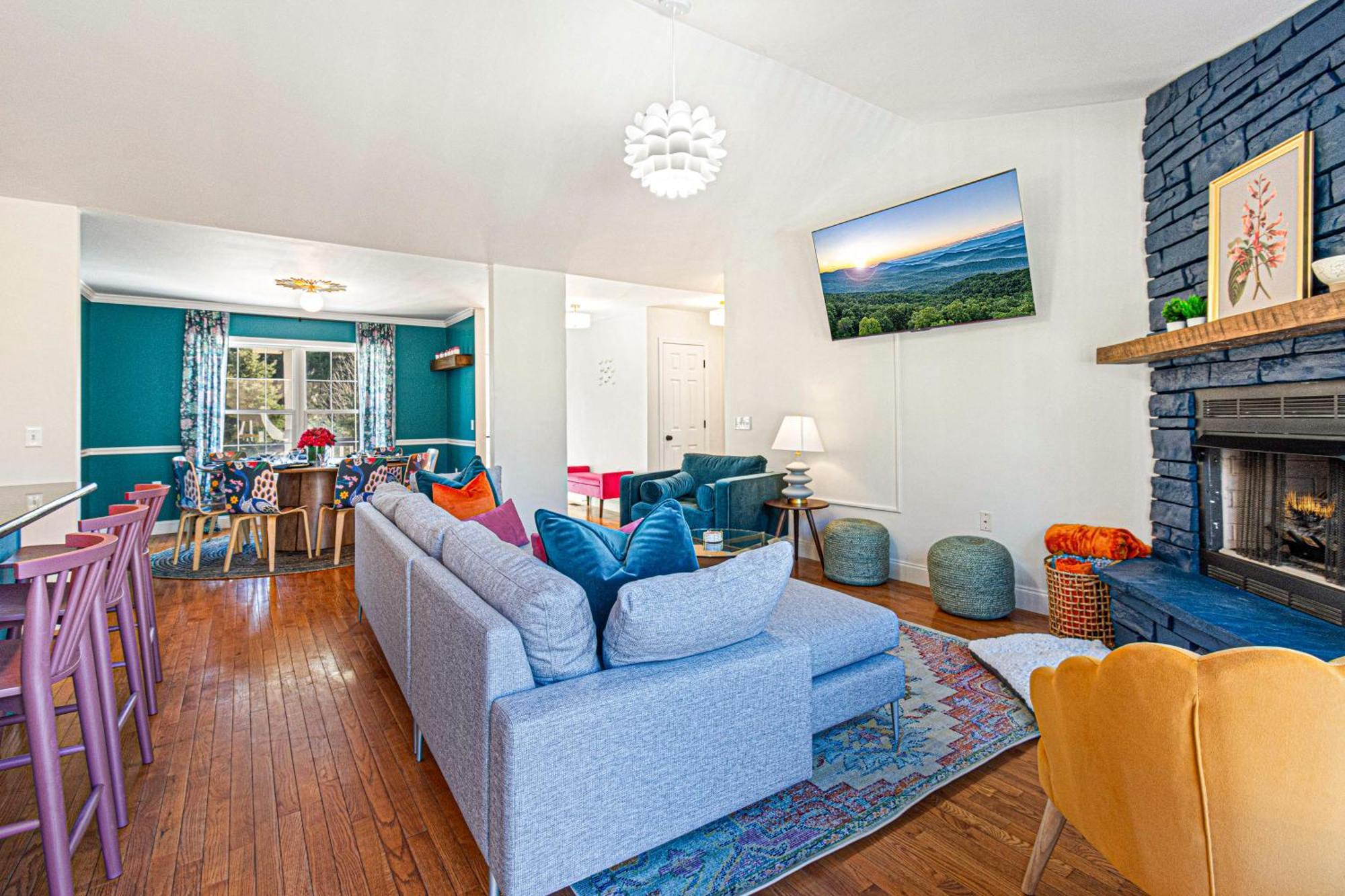 Chic Boho Retreat: Movie Theater, Hot Tub, Game Holiday home *