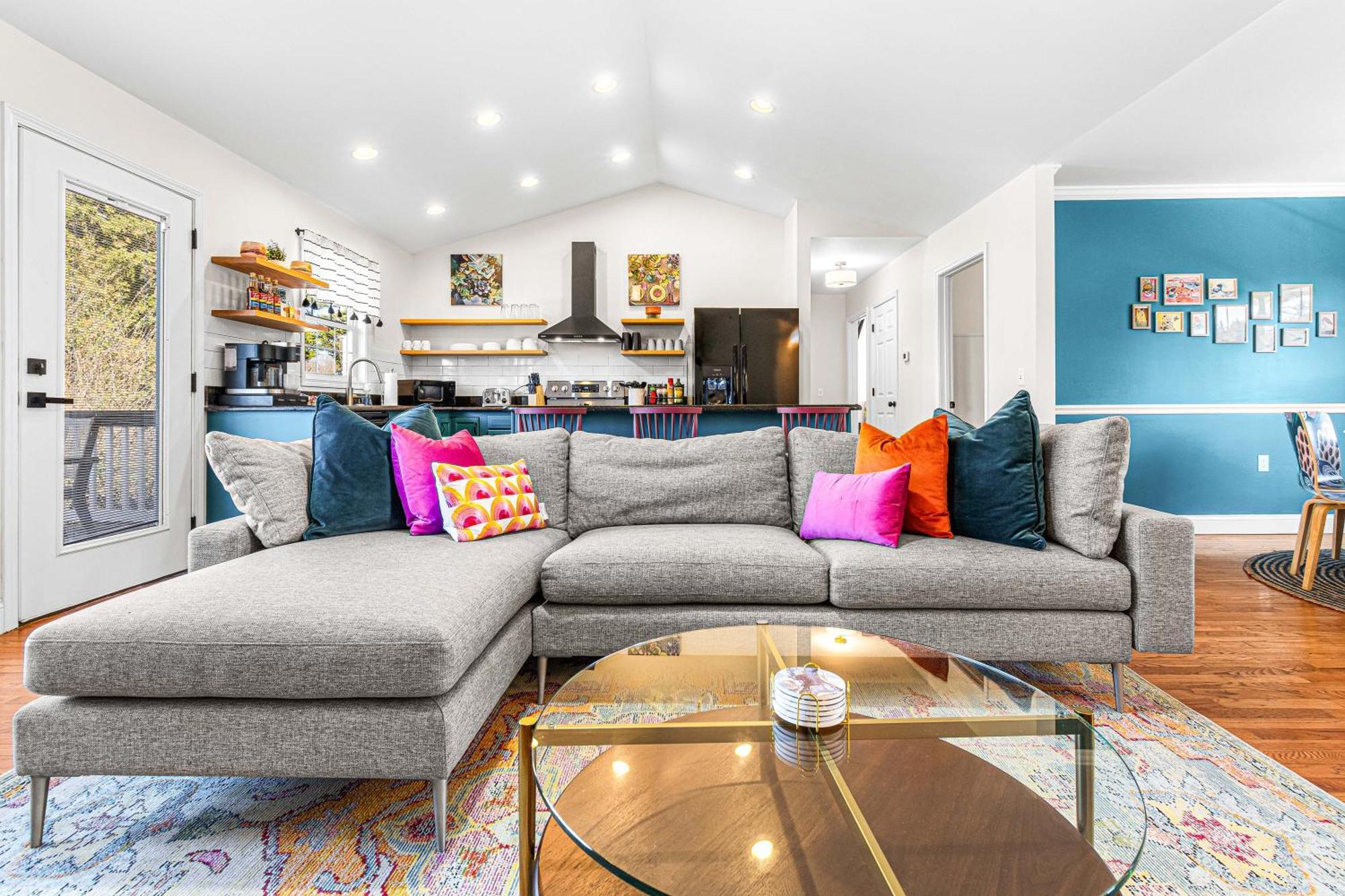Chic Boho Retreat: Movie Theater, Hot Tub, Game *