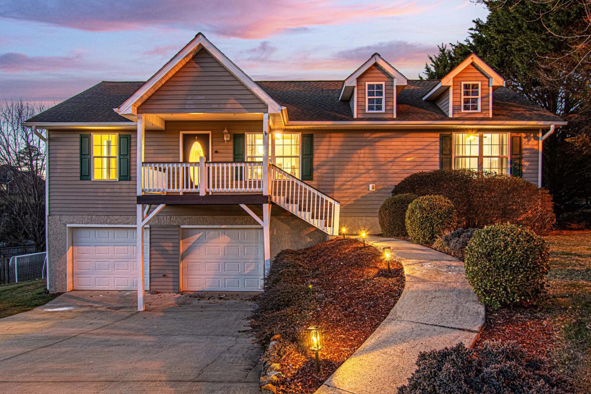 Chic Boho Retreat: Movie Theater, Hot Tub, Game Holiday home Asheville