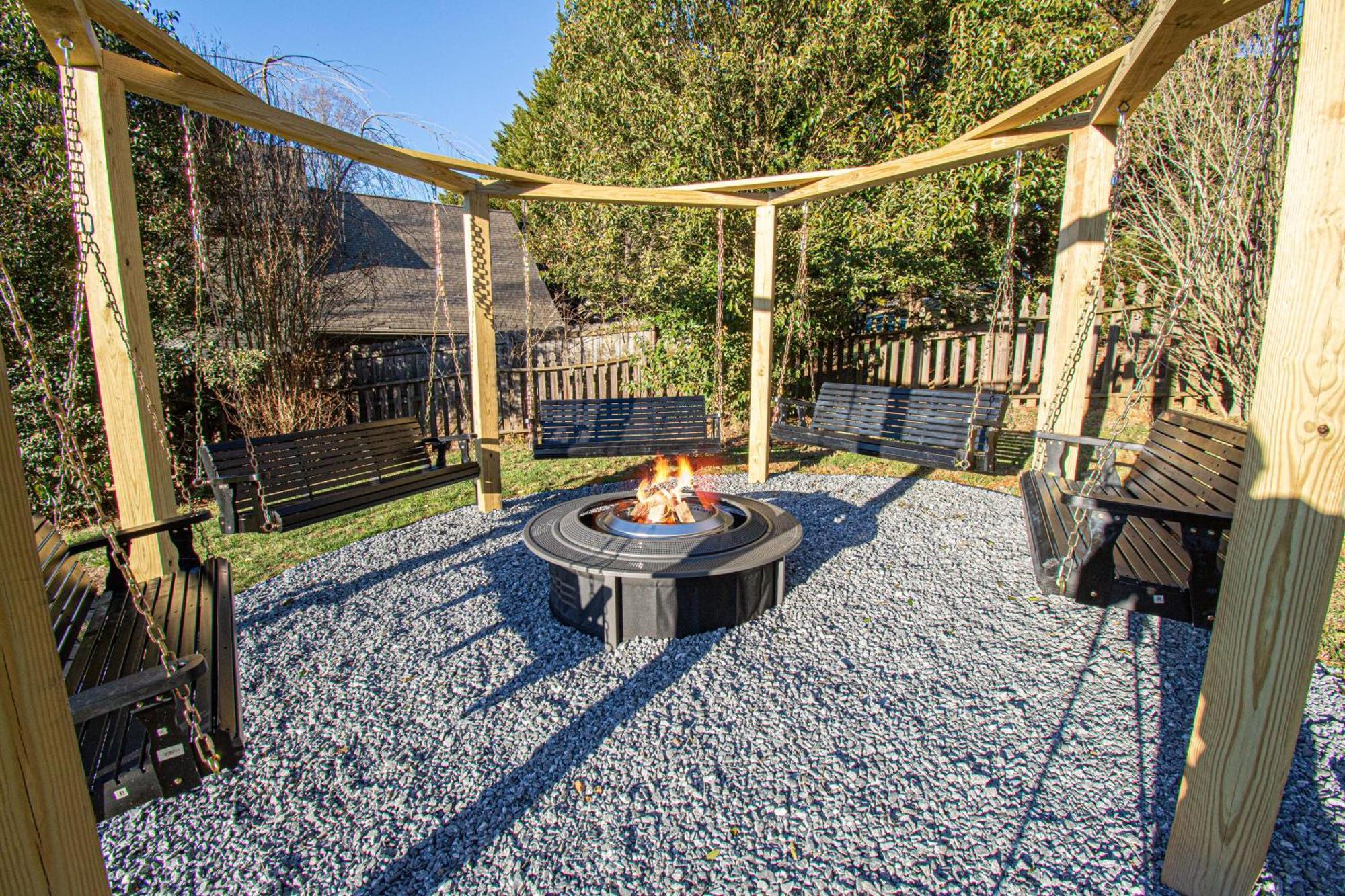Chic Boho Retreat: Movie Theater, Hot Tub, Game Holiday home *
