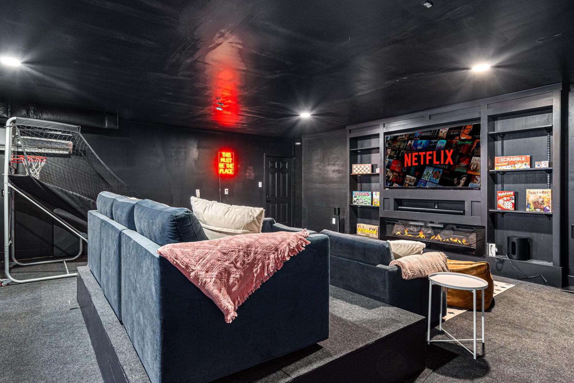 Chic Boho Retreat: Movie Theater, Hot Tub, Game Holiday home Asheville