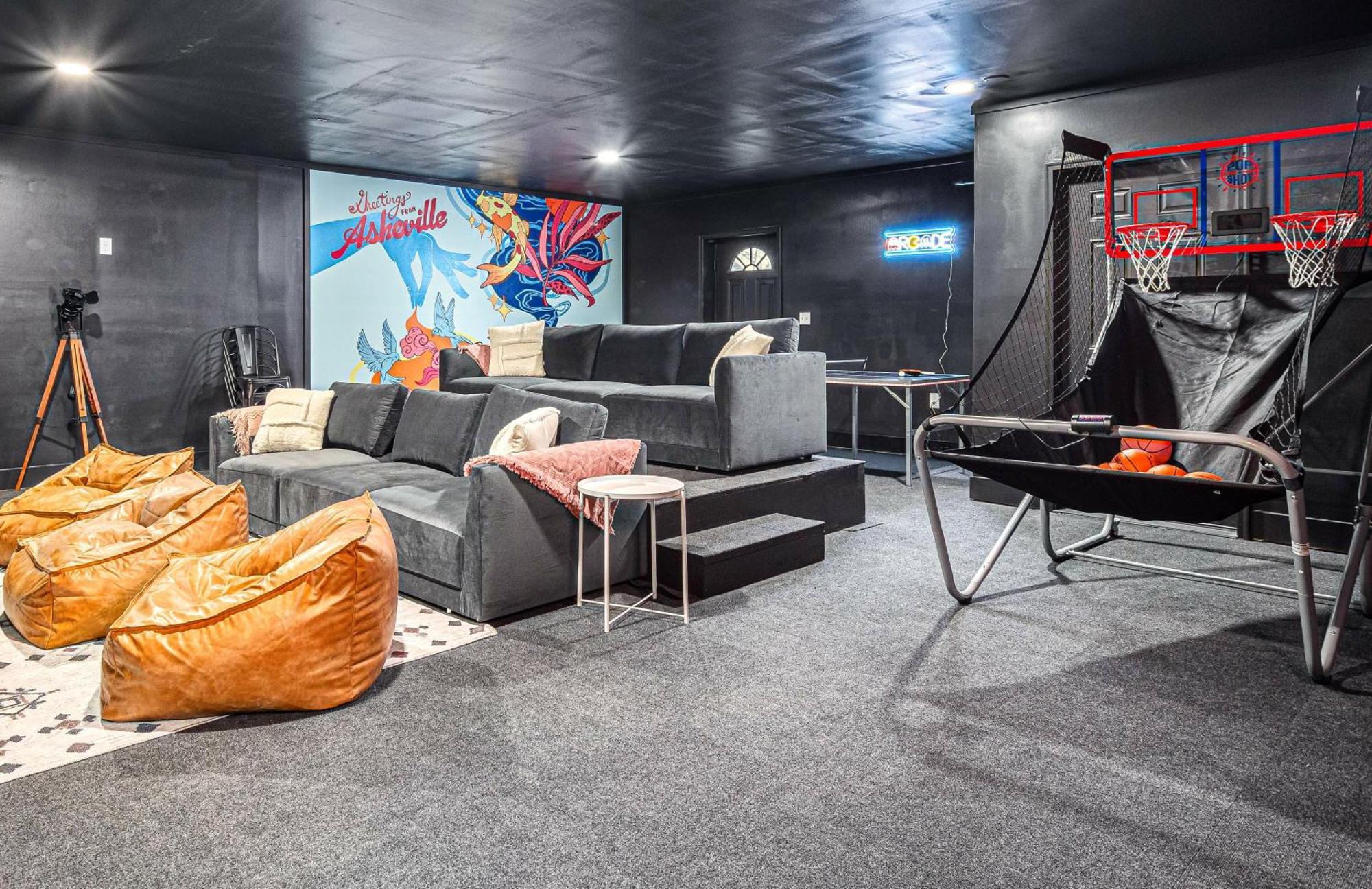 Chic Boho Retreat: Movie Theater, Hot Tub, Game *