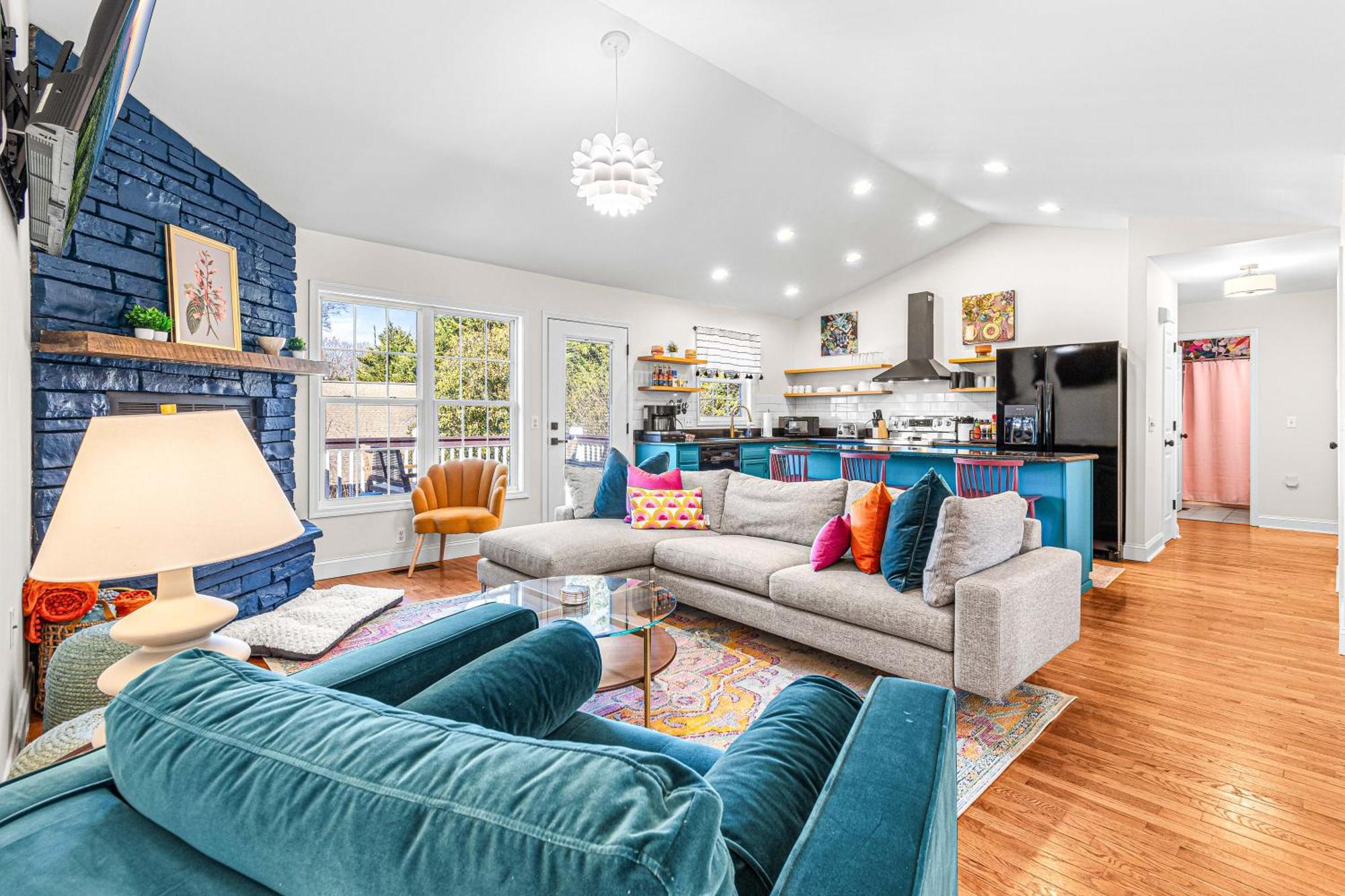 Chic Boho Retreat: Movie Theater, Hot Tub, Game * Asheville