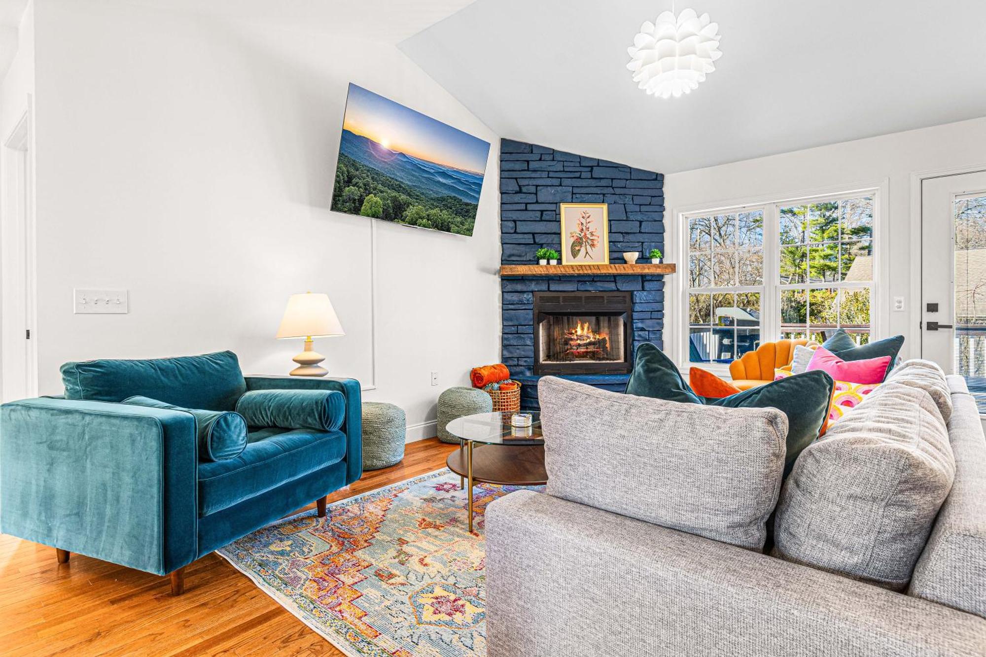 Chic Boho Retreat: Movie Theater, Hot Tub, Game * Asheville