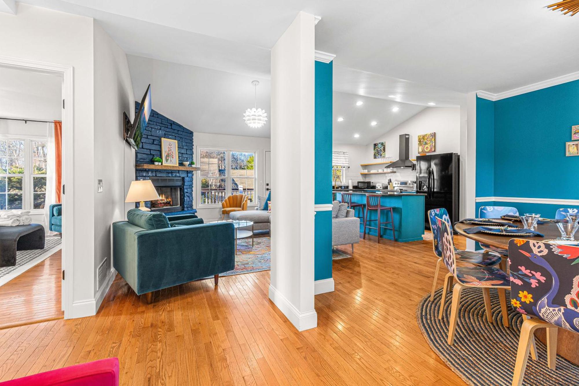 Chic Boho Retreat: Movie Theater, Hot Tub, Game