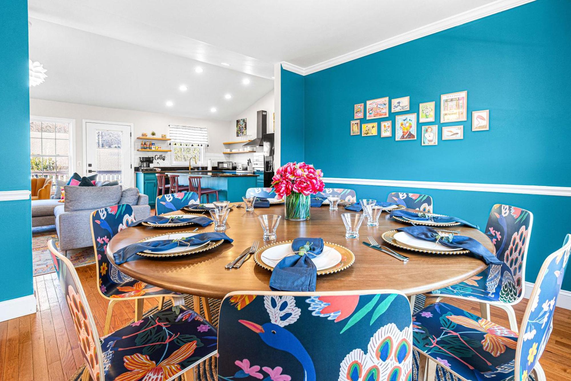 Chic Boho Retreat: Movie Theater, Hot Tub, Game Holiday home *