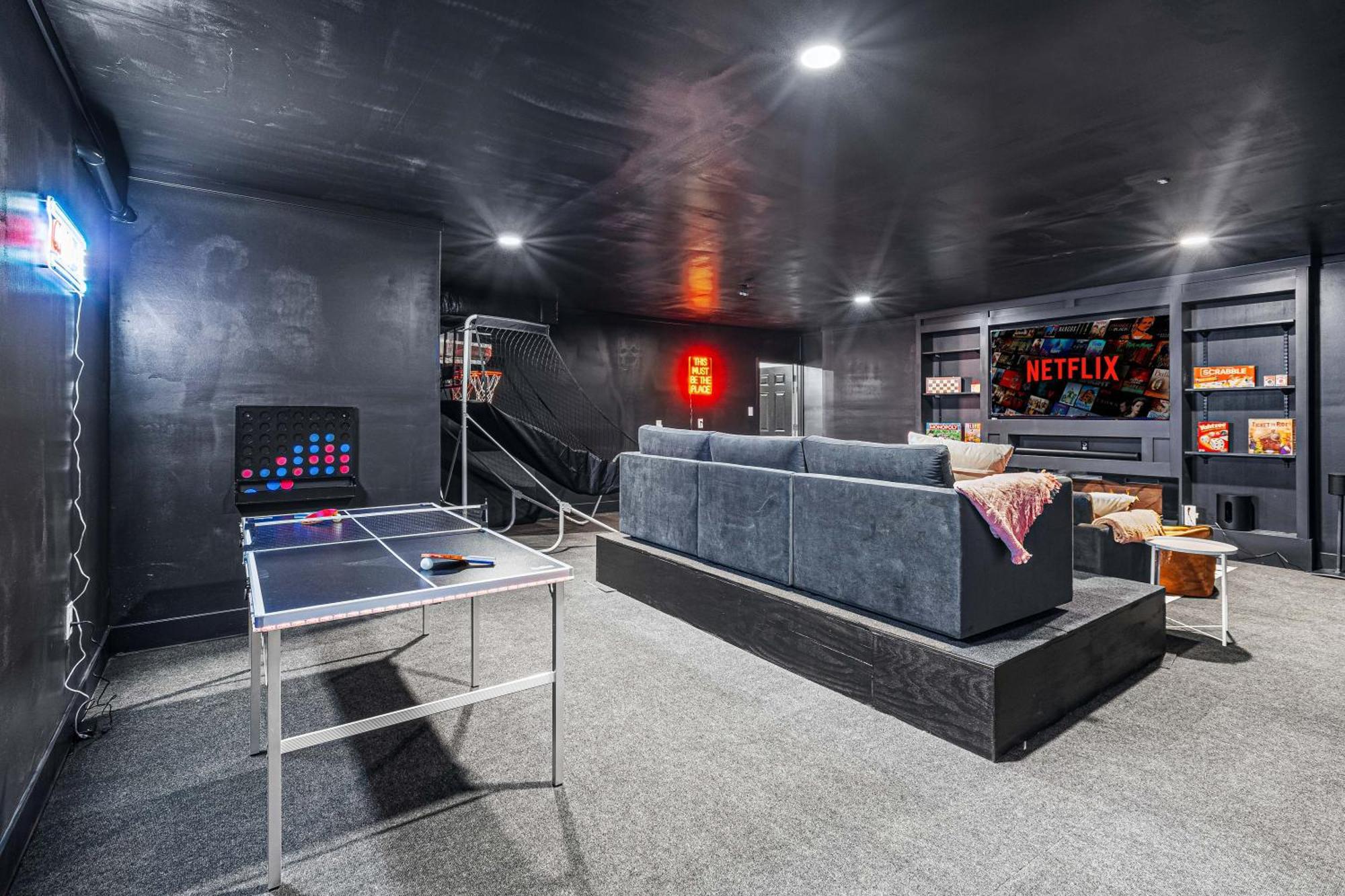 Chic Boho Retreat: Movie Theater, Hot Tub, Game Holiday home Asheville