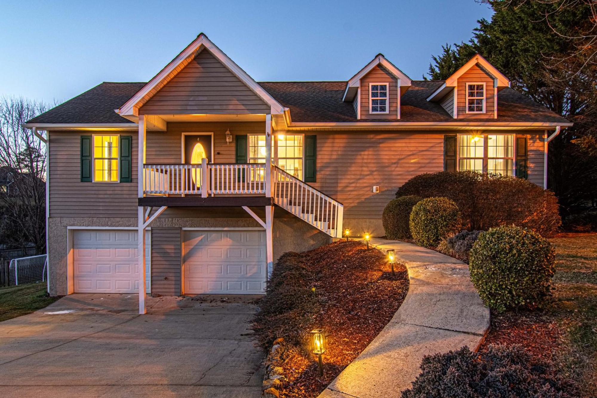 Chic Boho Retreat: Movie Theater, Hot Tub, Game *