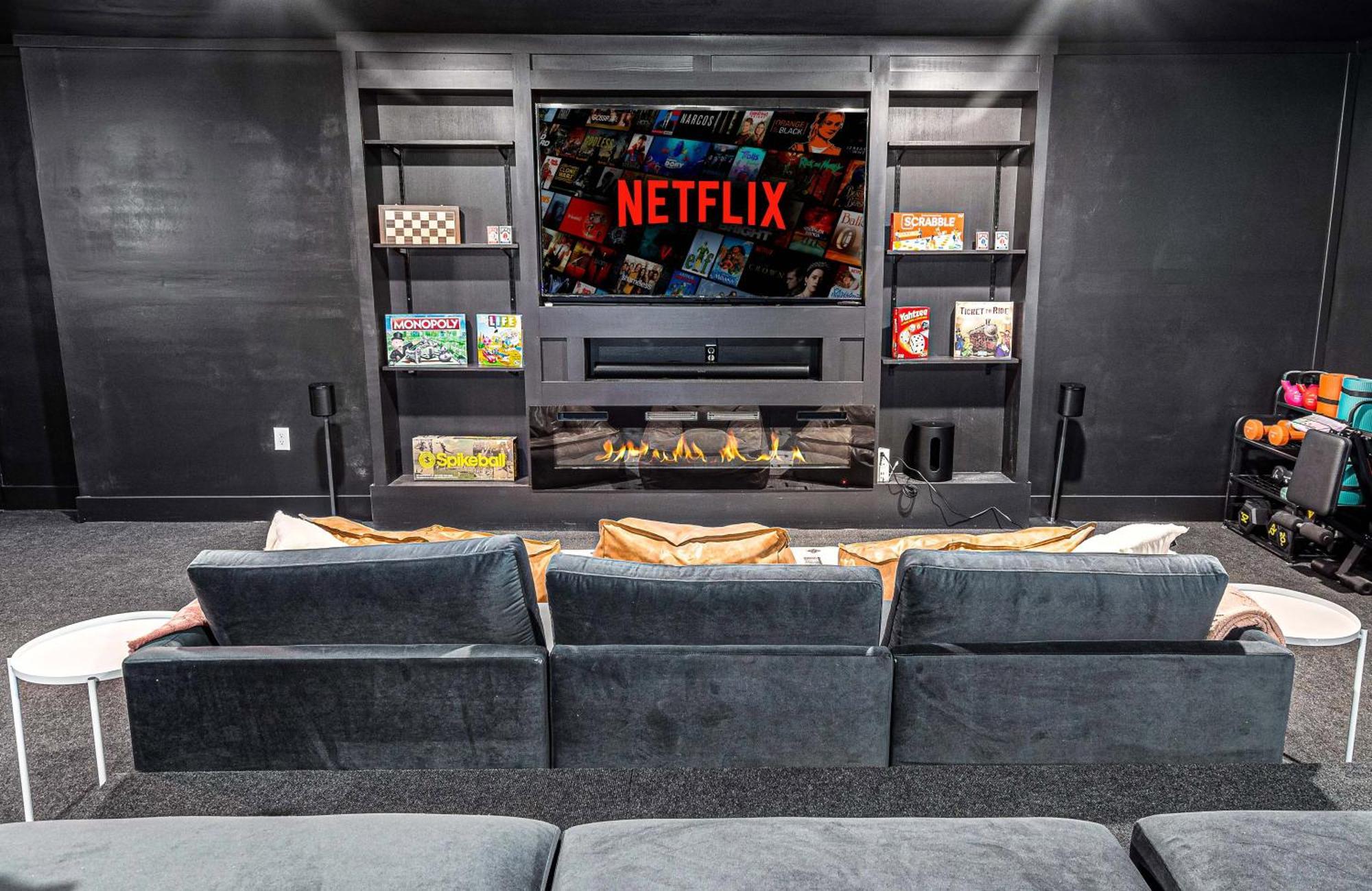Chic Boho Retreat: Movie Theater, Hot Tub, Game Asheville