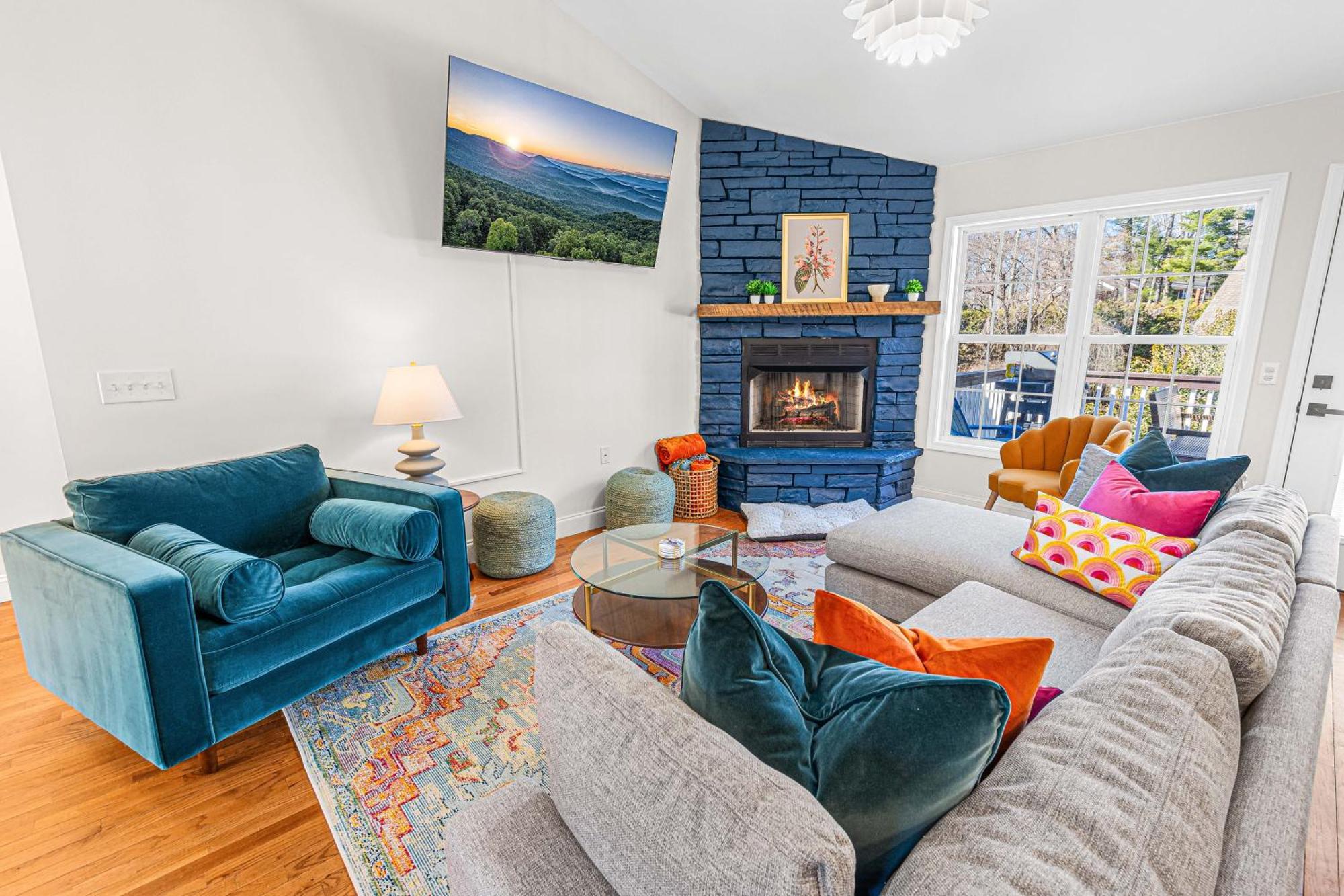 Chic Boho Retreat: Movie Theater, Hot Tub, Game * Asheville