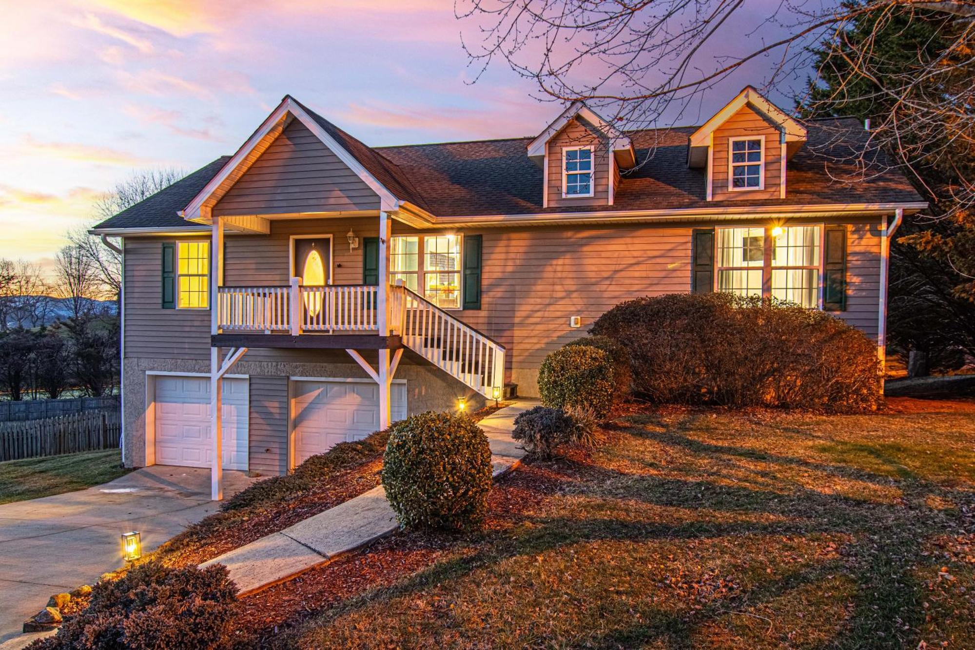 Chic Boho Retreat: Movie Theater, Hot Tub, Game Holiday home Asheville