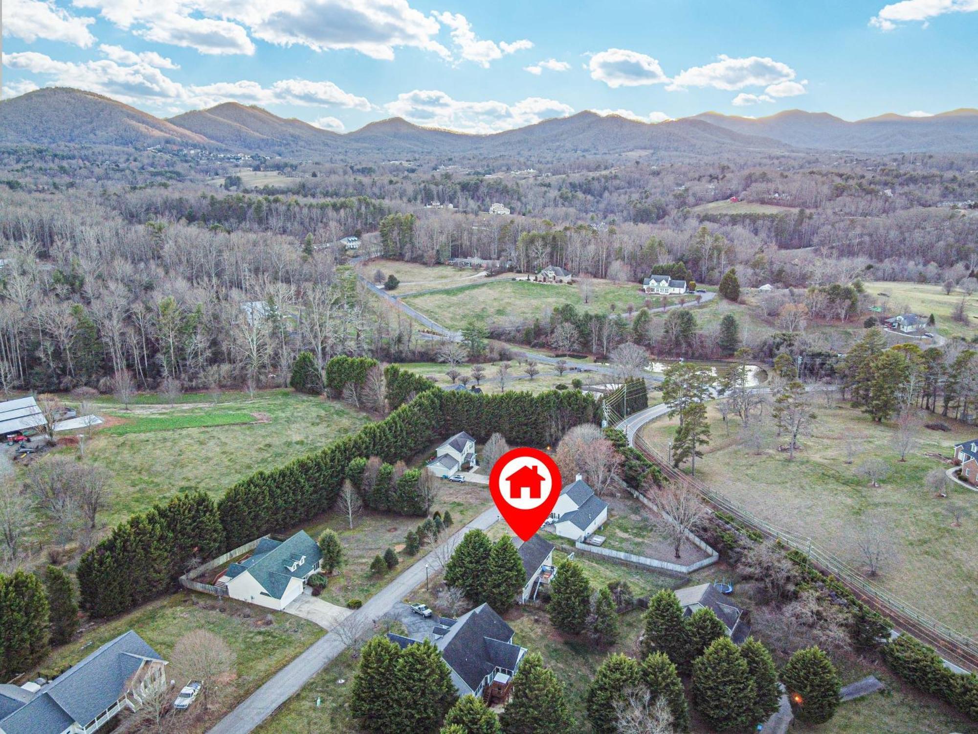 Chic Boho Retreat: Movie Theater, Hot Tub, Game Holiday home Asheville