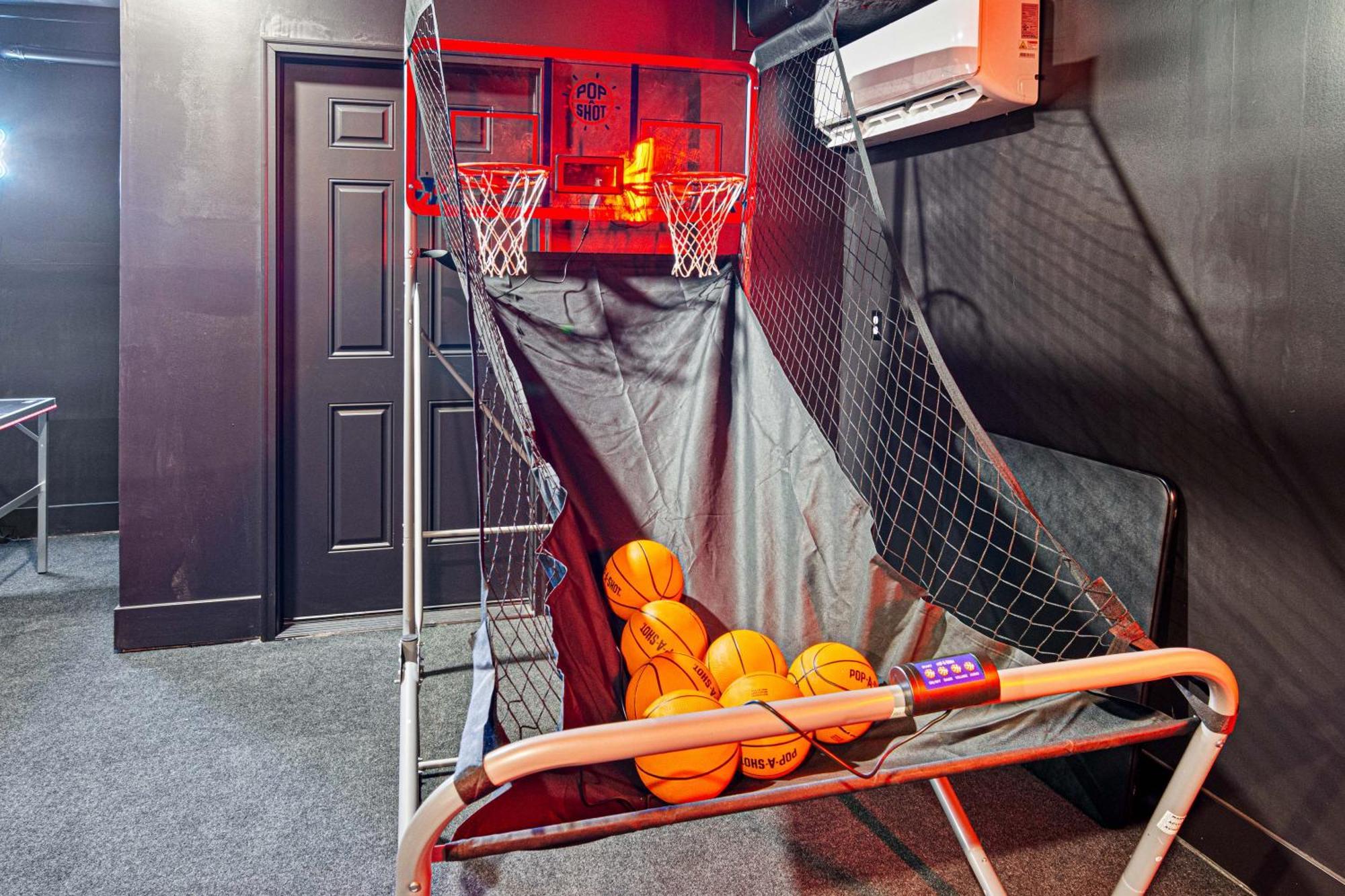 Holiday home Chic Boho Retreat: Movie Theater, Hot Tub, Game Asheville
