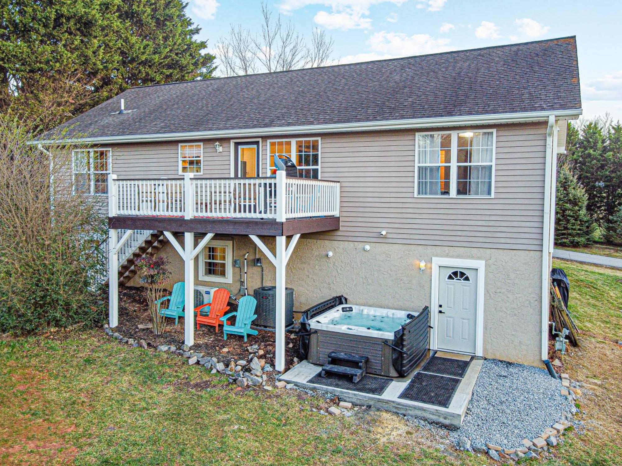 Chic Boho Retreat: Movie Theater, Hot Tub, Game * Asheville