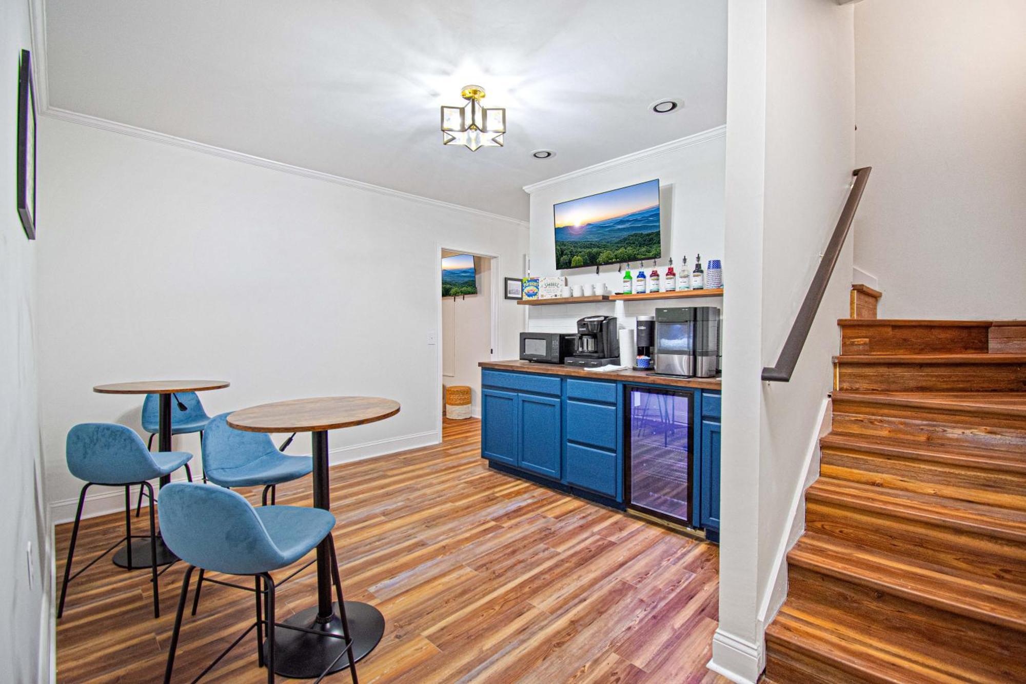 Holiday home Chic Boho Retreat: Movie Theater, Hot Tub, Game Asheville