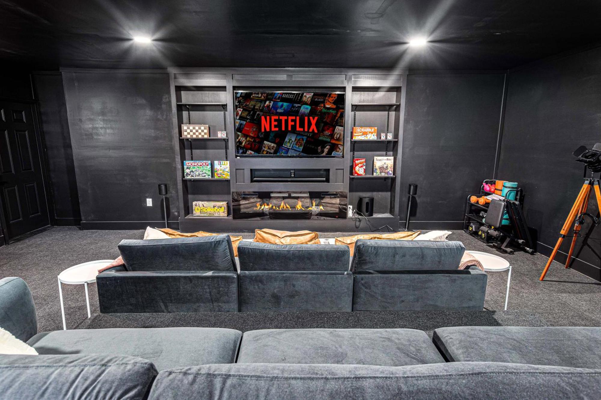 Holiday home Chic Boho Retreat: Movie Theater, Hot Tub, Game Asheville