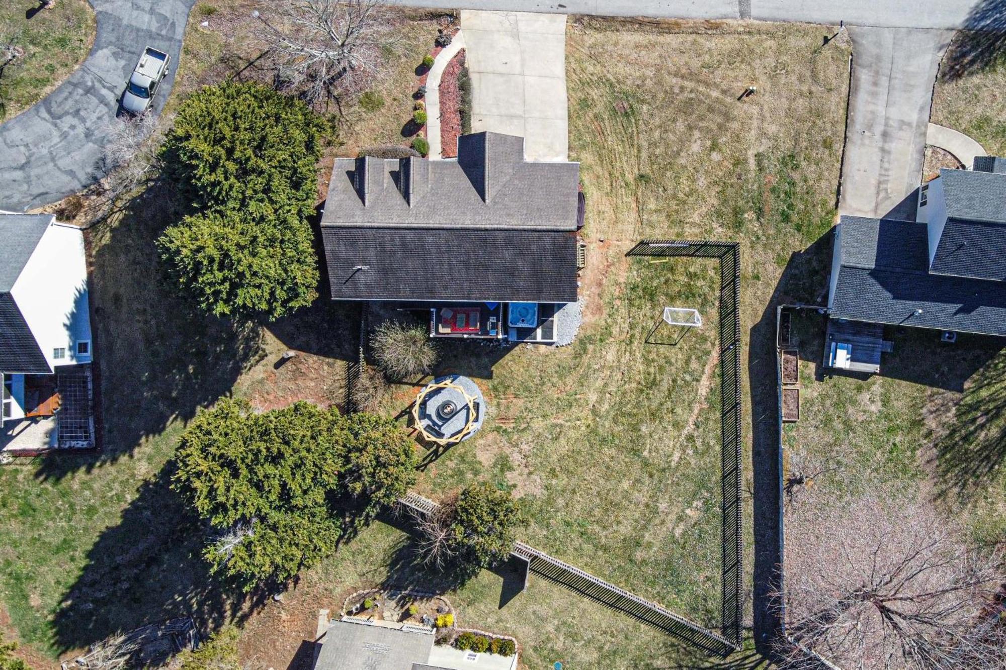 Chic Boho Retreat: Movie Theater, Hot Tub, Game * Asheville