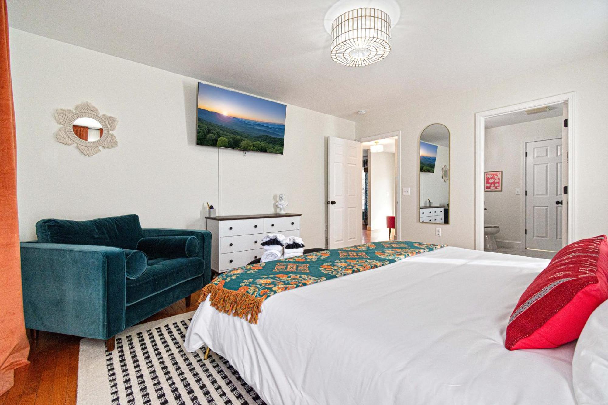 Holiday home Chic Boho Retreat: Movie Theater, Hot Tub, Game *