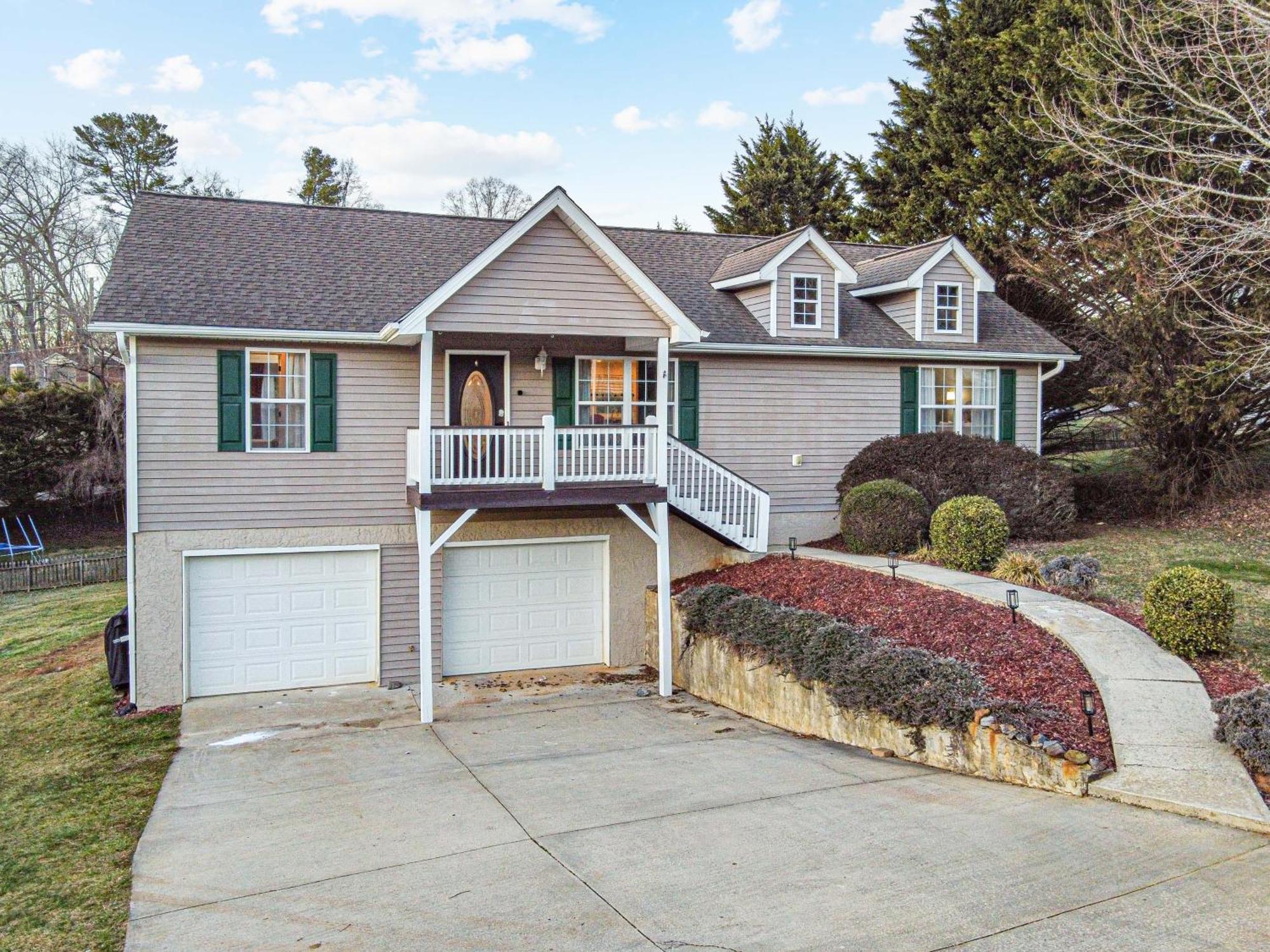 Chic Boho Retreat: Movie Theater, Hot Tub, Game Holiday home *