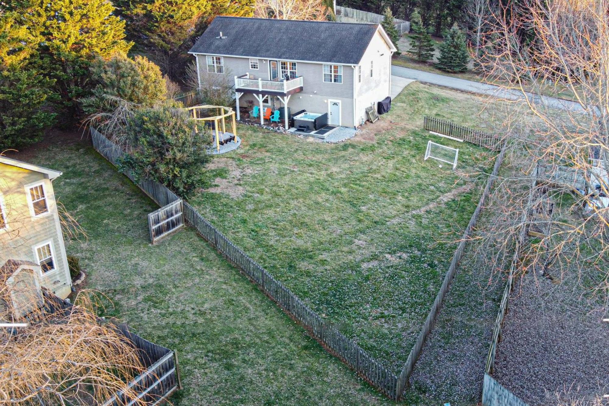 Chic Boho Retreat: Movie Theater, Hot Tub, Game Holiday home Asheville