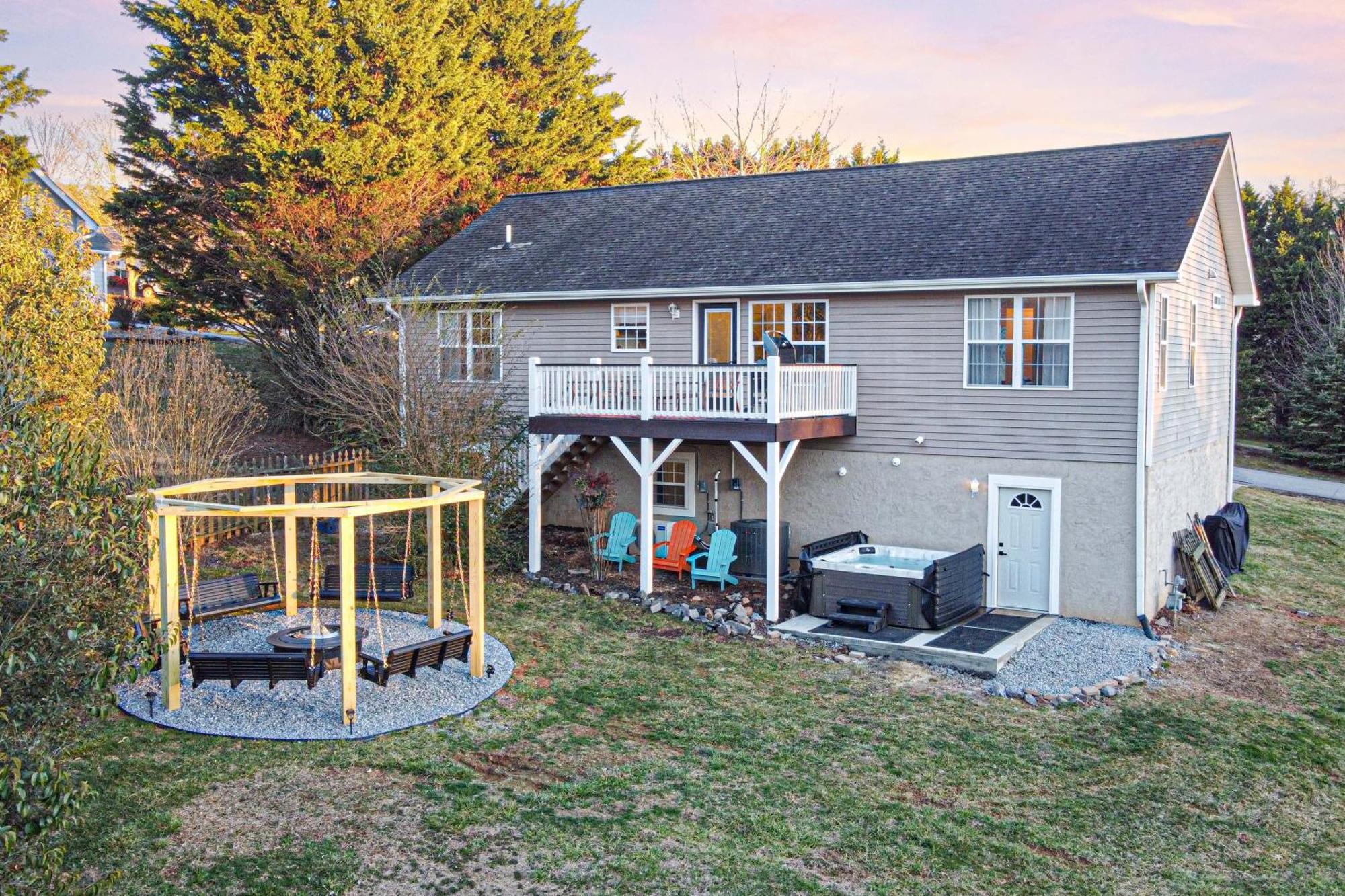 Chic Boho Retreat: Movie Theater, Hot Tub, Game