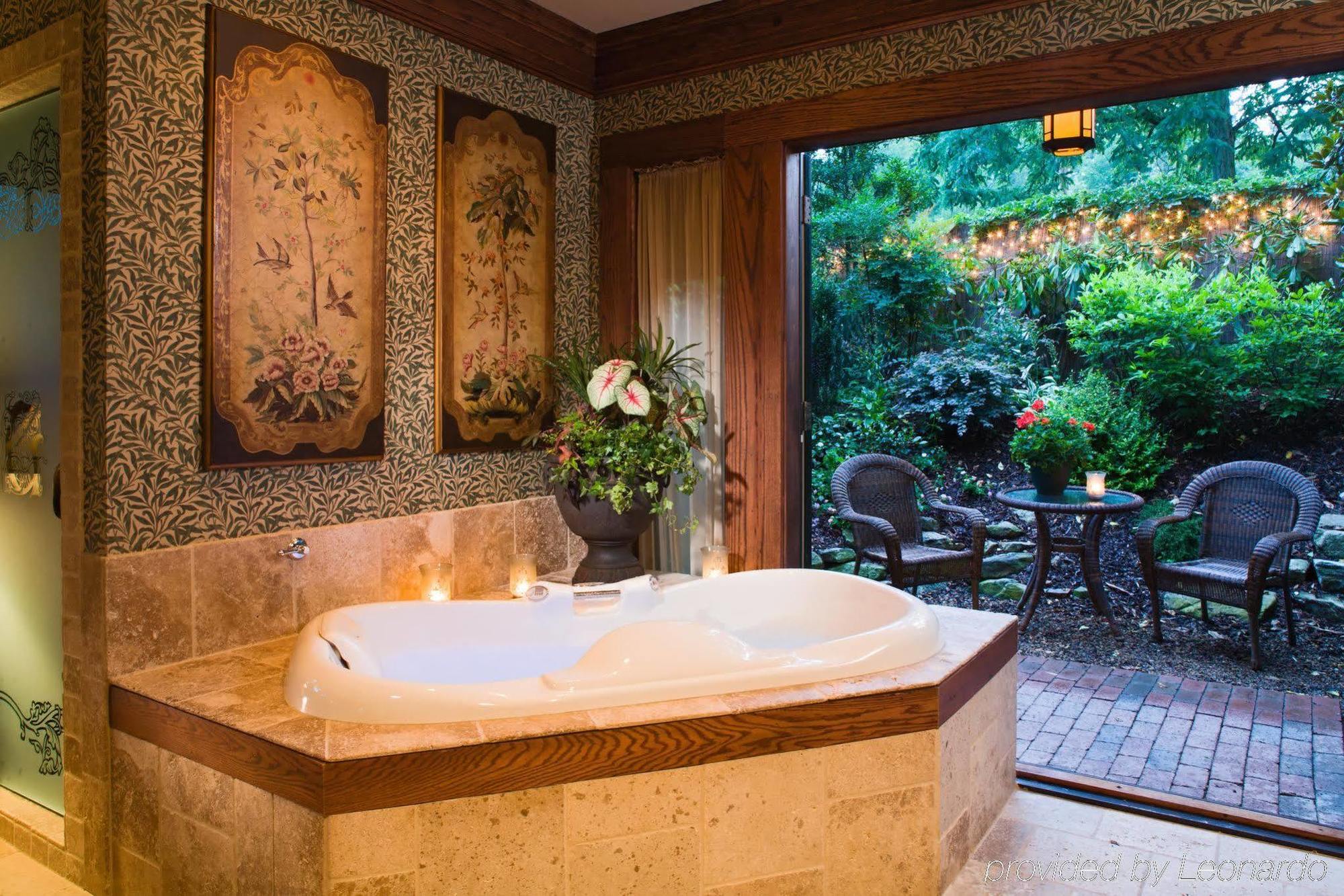 1900 On Montford Bed & Breakfast 4*
