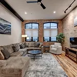 Fabulous Downtown 2 Bedroom Condo