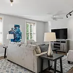 8 Village Lane 401