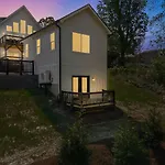 New Designer 1 Bed Home, Walk To Biltmore Village
