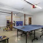 Brand New 10 Min To Downtown And Private Hot Tub And Arcade