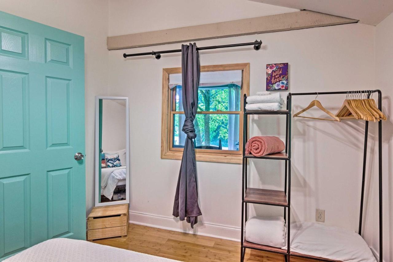 Cozy And Charming Cabin 5 Mi To Downtown! Holiday home