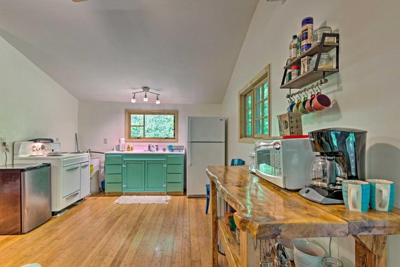 Holiday home Cozy And Charming Cabin 5 Mi To Downtown!