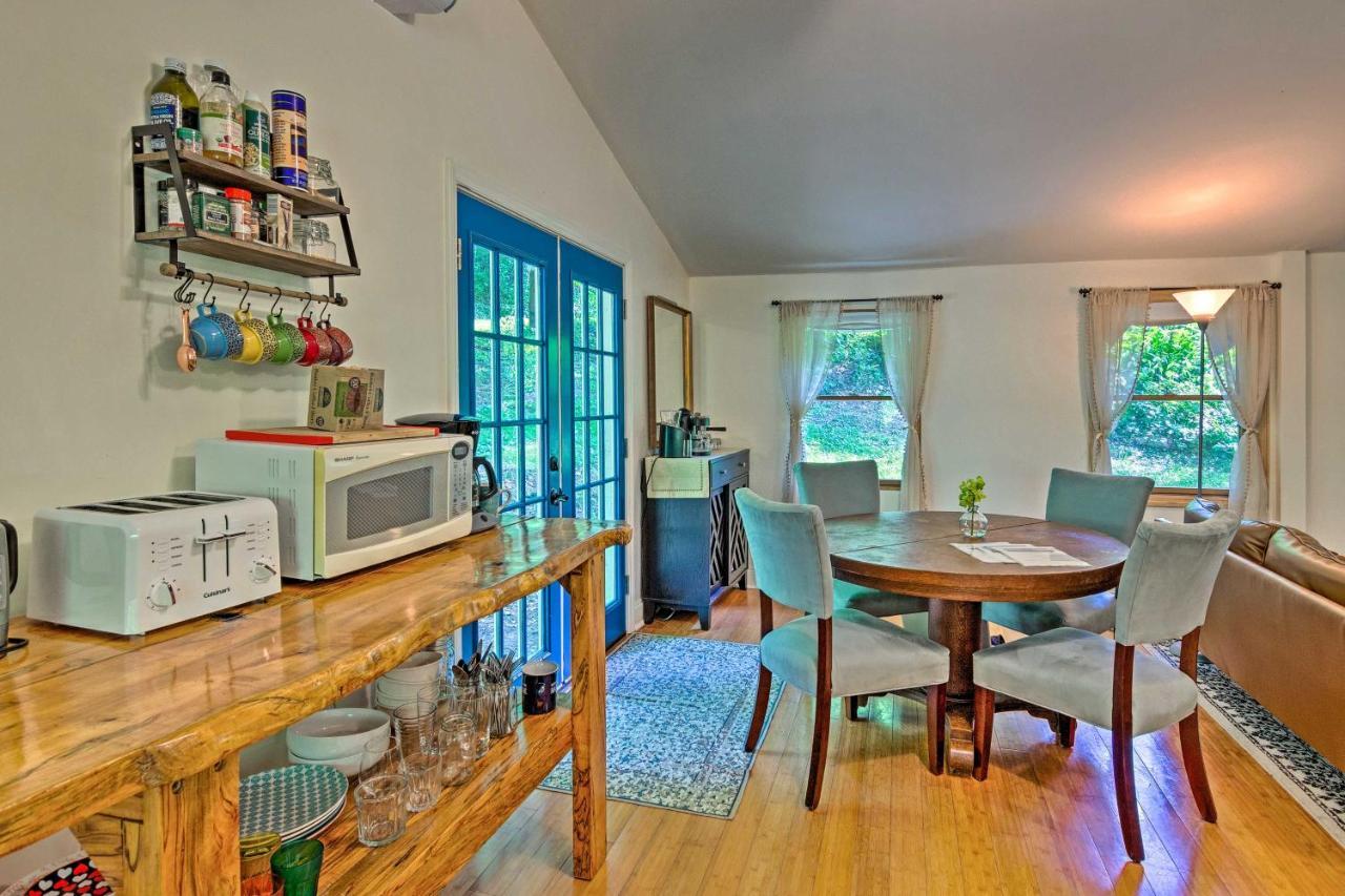 Cozy And Charming Cabin 5 Mi To Downtown! Holiday home