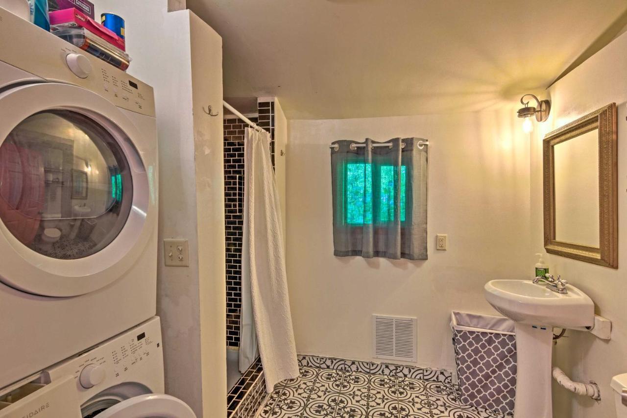 Cozy And Charming Cabin 5 Mi To Downtown! Holiday home