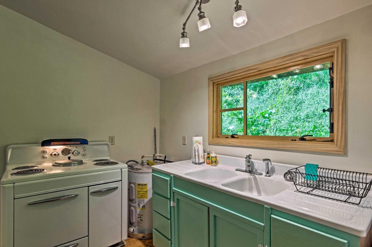 Cozy And Charming Cabin 5 Mi To Downtown! *