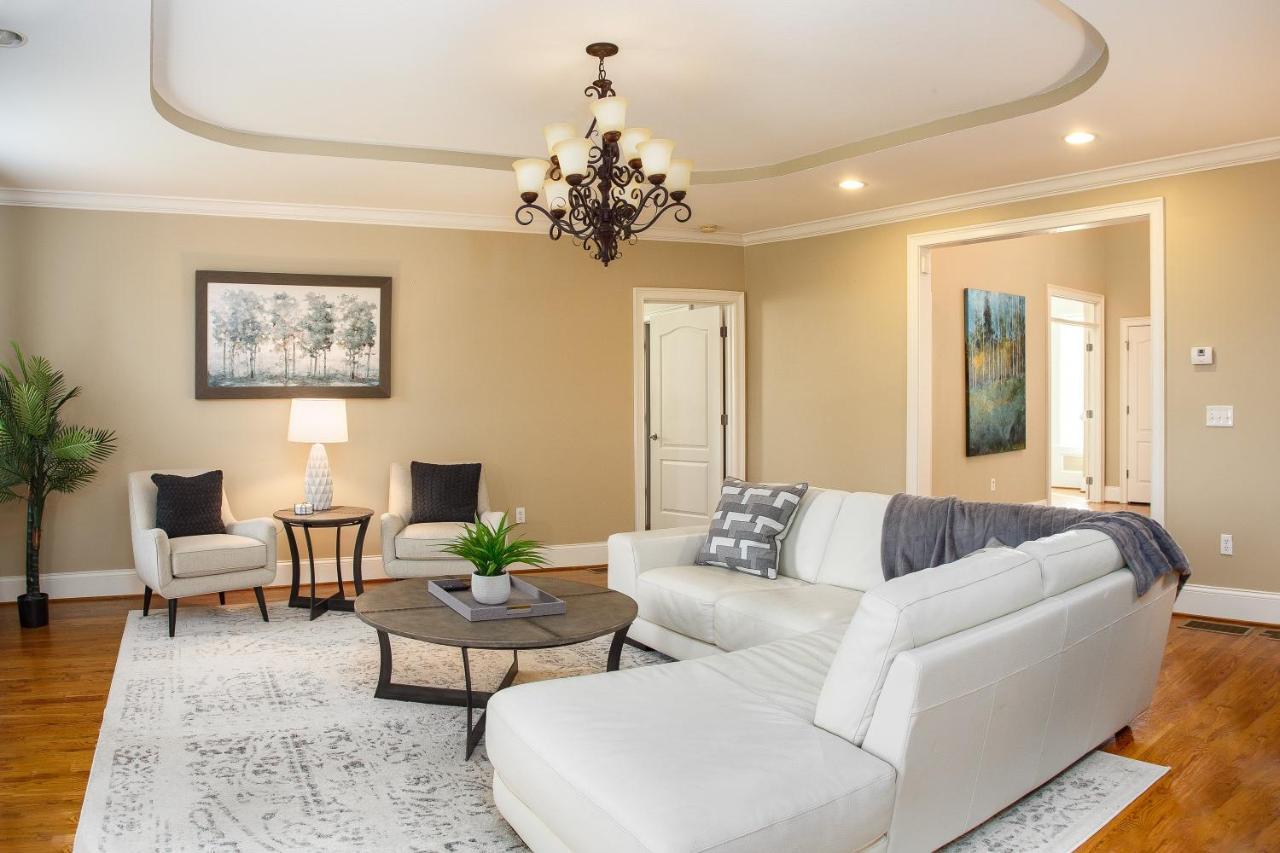 Premium Wifi! Luxurious In With Private Hot Tub! Holiday home Asheville
