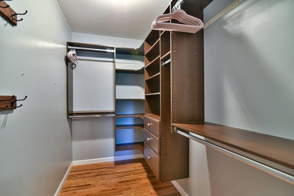 Gorgeous With Hot Tub Just 7 Miles To Downtown Asheville! Holiday home *
