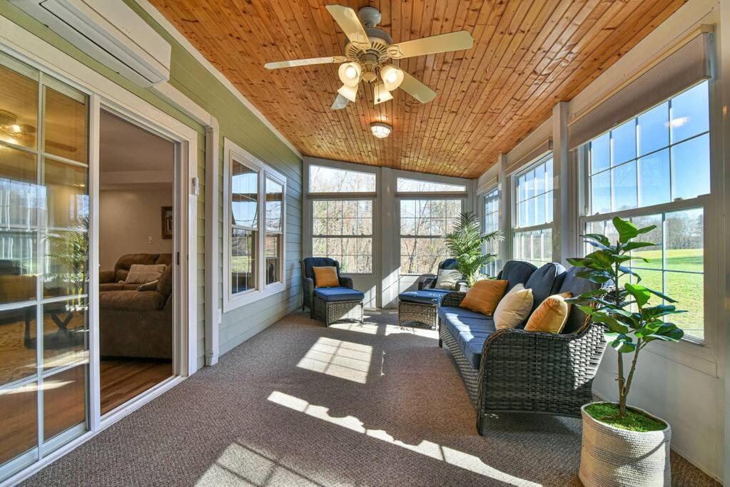 Gorgeous With Hot Tub Just 7 Miles To Downtown Asheville! Holiday home Asheville