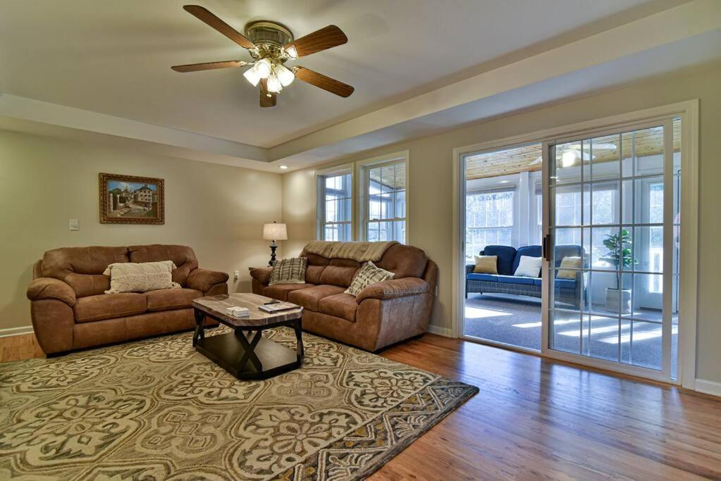 Holiday home Gorgeous With Hot Tub Just 7 Miles To Downtown Asheville! Asheville