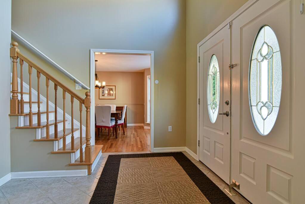 Holiday home Gorgeous With Hot Tub Just 7 Miles To Downtown Asheville!
