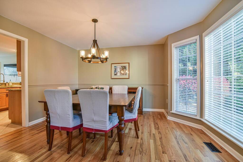 Holiday home Gorgeous With Hot Tub Just 7 Miles To Downtown Asheville!