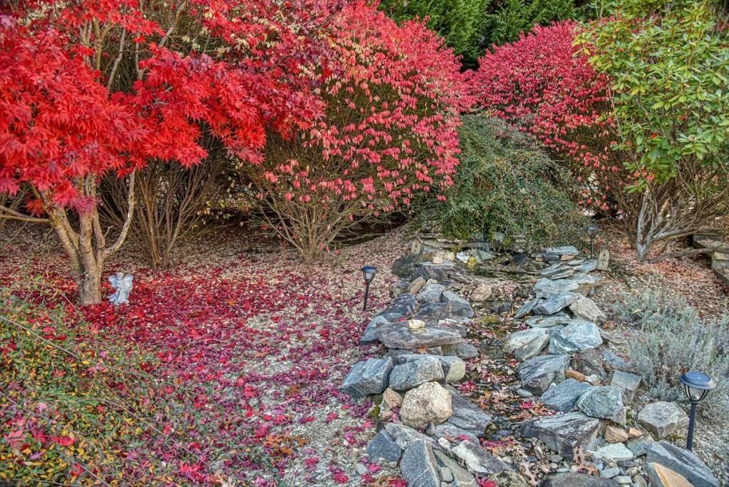 Holiday home Gorgeous With Hot Tub Just 7 Miles To Downtown Asheville!